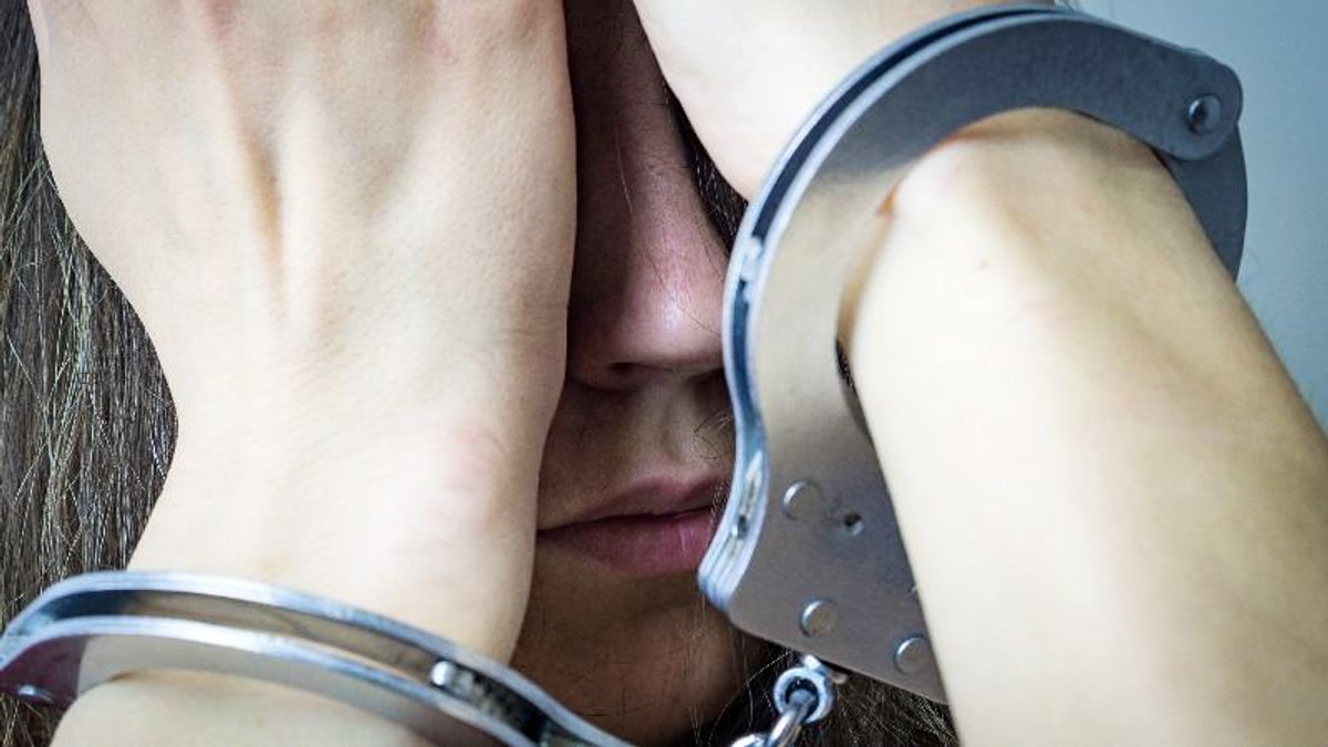 Texas cop gets job back after punching handcuffed woman — who was barefoot and pregnant: report