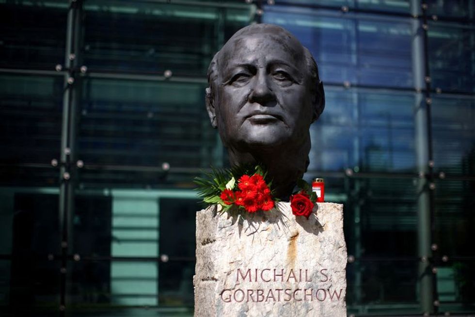 Russia to bury Gorbachev, darling of the West, with a shrug