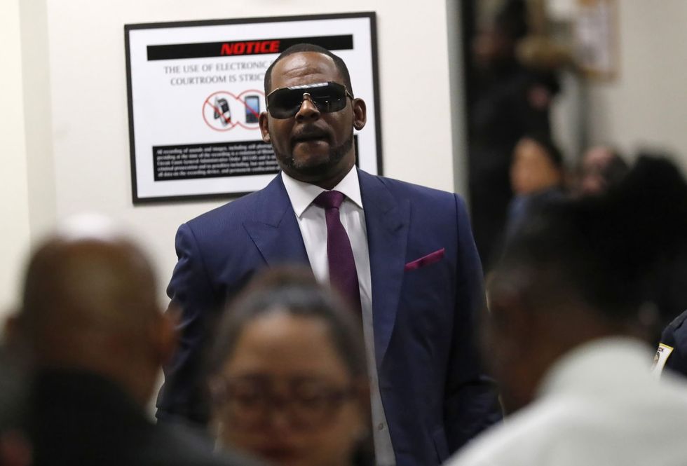 Jurors ask first questions as they continue deliberating in R. Kelly federal trial - Vimarsana News