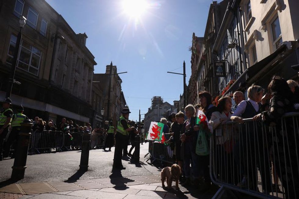 Mourners brave 24-hour wait in chilly London to see the queen's coffin
