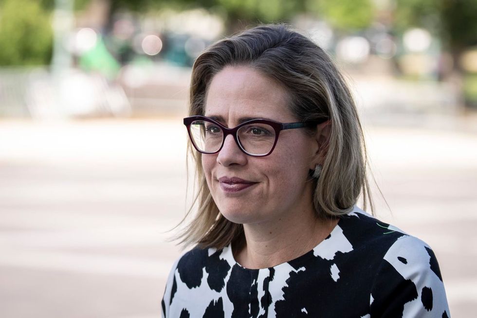 Democratic Sen. Kyrsten Sinema exchanges compliments with GOP leader McConnell - Vimarsana News
