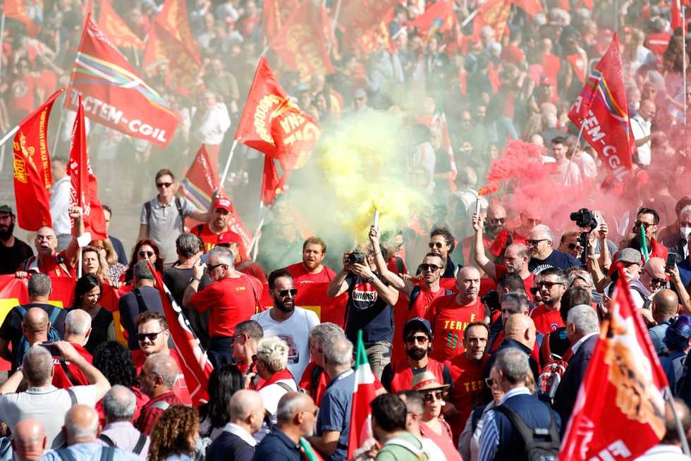 People in Rome rally for better working conditions, oppose far-right