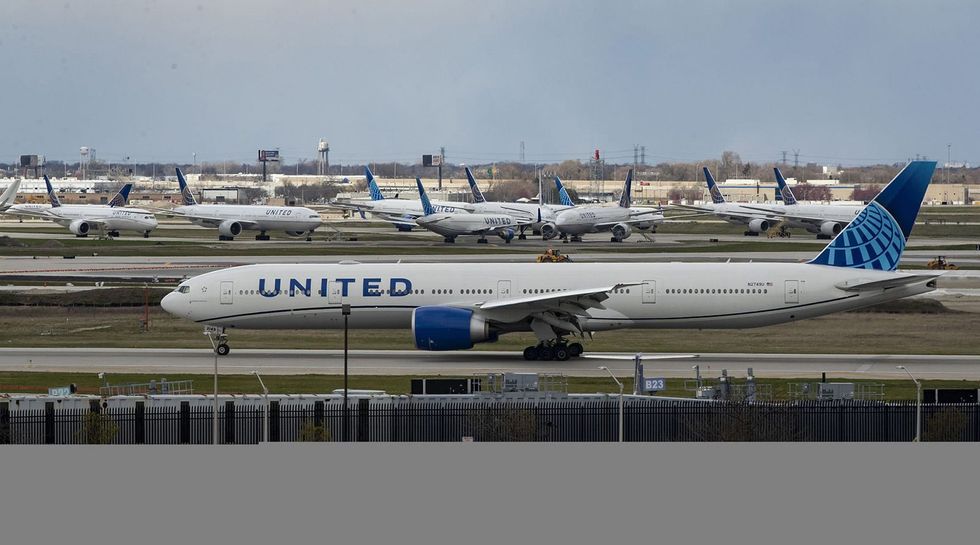 Man on magic mushrooms accused of assaulting United Airlines crew members during chaotic Miami-DC flight - Vimarsana News