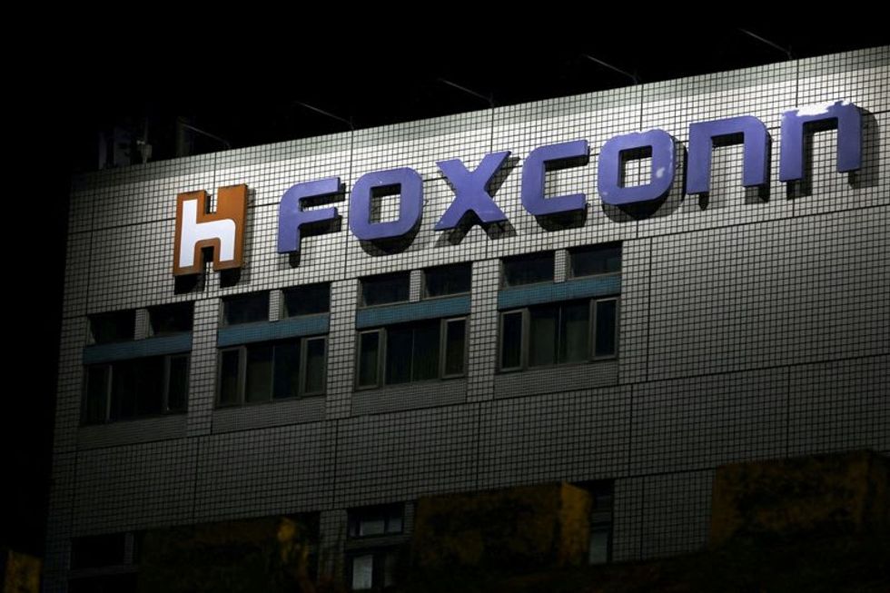 Stick-wielding men smash surveillance cameras at China iPhone plant
