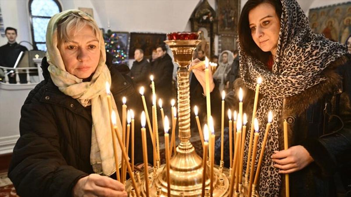 Defying Russia, some Ukrainians embrace Christmas in December