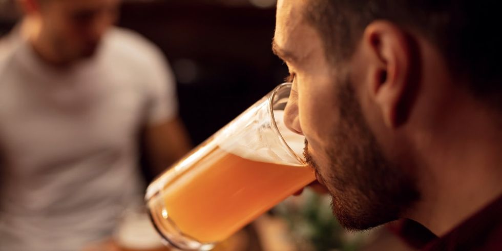 Men, but not women, drink beer more rapidly when they experience pain, study finds