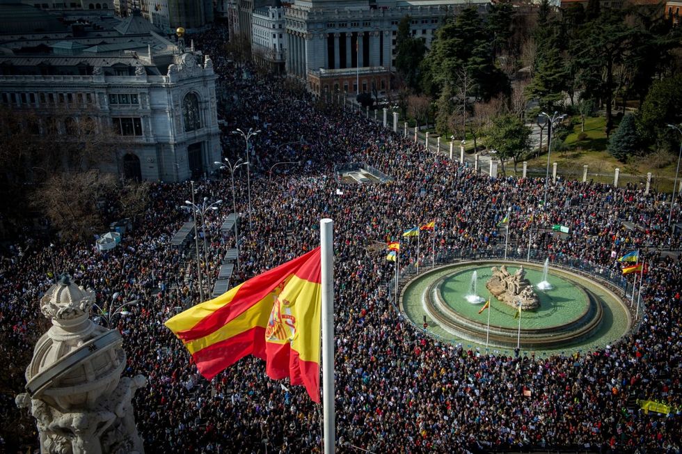 Hundreds of thousands protest in Madrid against public health cuts