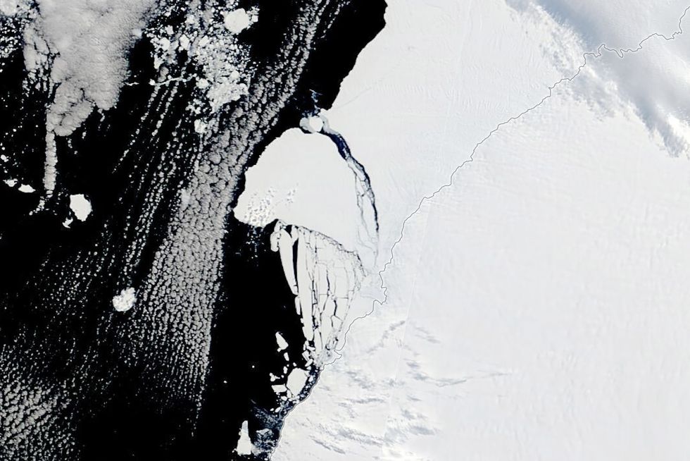 British scientists tracking two enormous icebergs larger than London