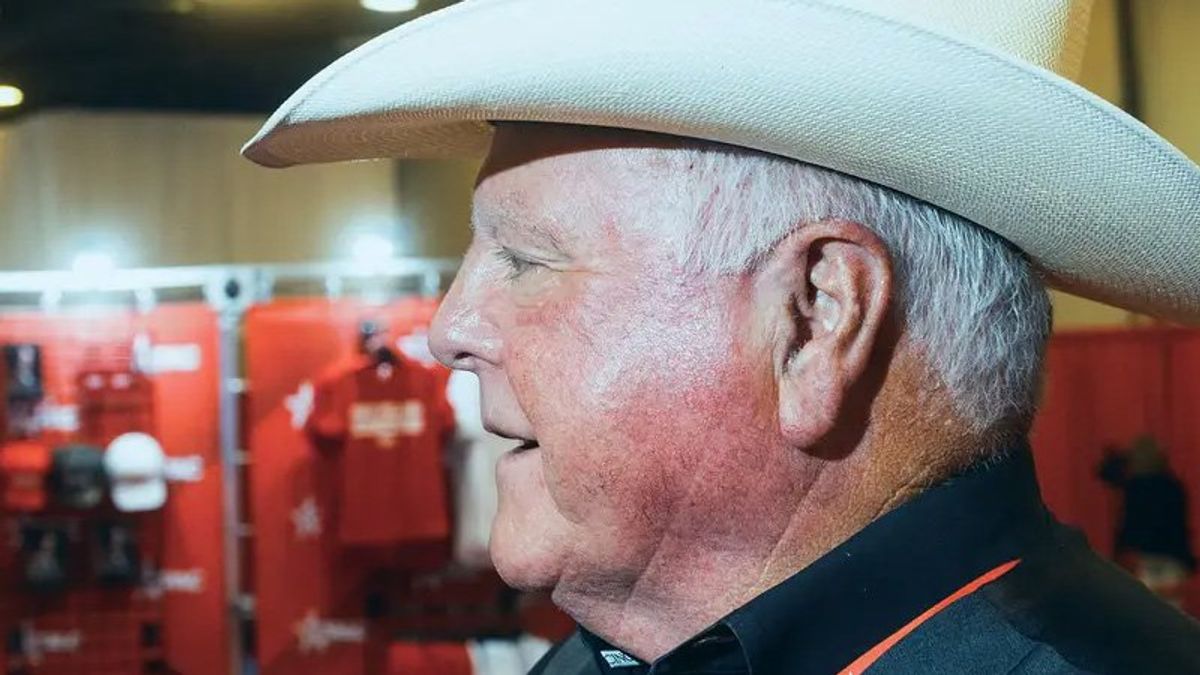 Texas agriculture commissioner orders employees to wear clothes 'consistent with their biological gender'