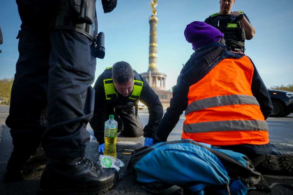 Climate activists blockade traffic in Berlin in new protests