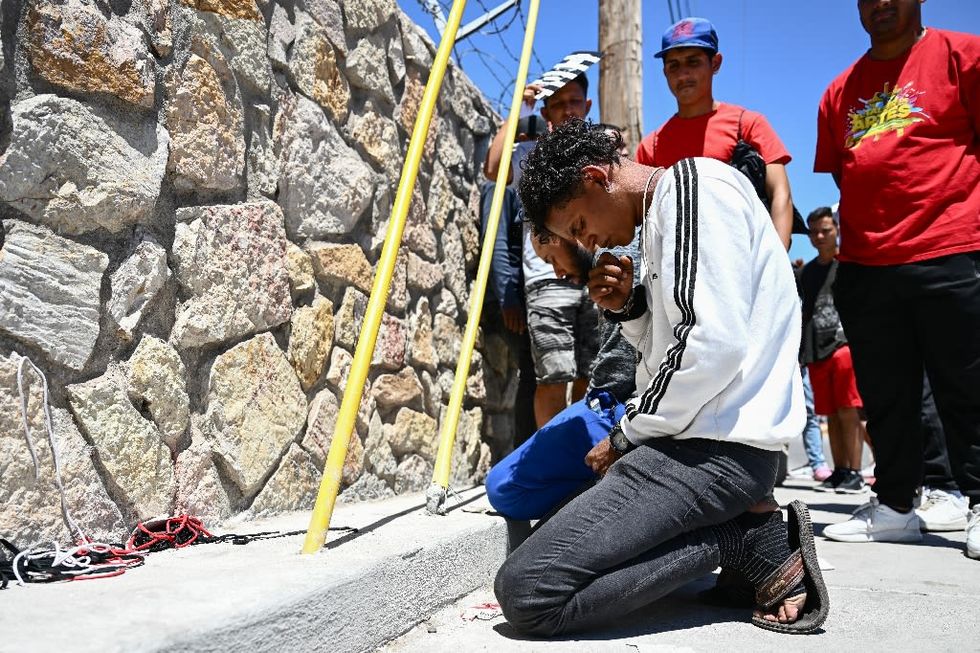 Thousands of Venezuelans face desperate gamble at US border