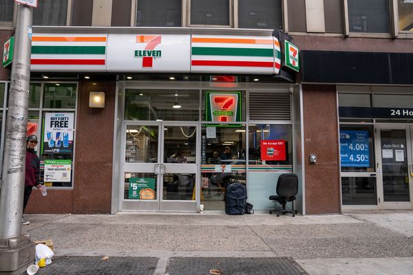 Gunman shoots into NYC 7-Eleven after trying to steal candy: cops
