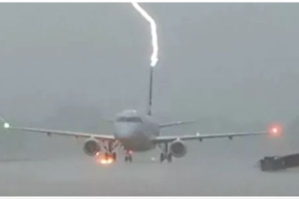 Video shows lightning strike the tail of a taxiing airliner