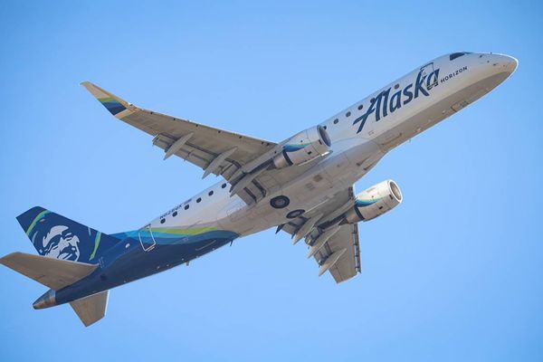 Passenger threatens to bomb plane in note to attendant on Seattle-bound flight, FBI says