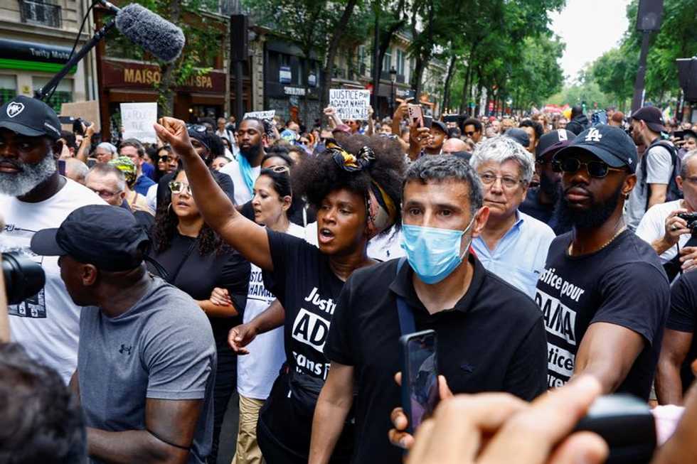 Hundreds defy Paris protest ban a week after riots