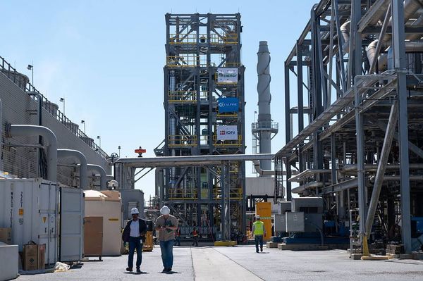 California’s ambitious 2030 climate target faces serious obstacles, acknowledges regulator