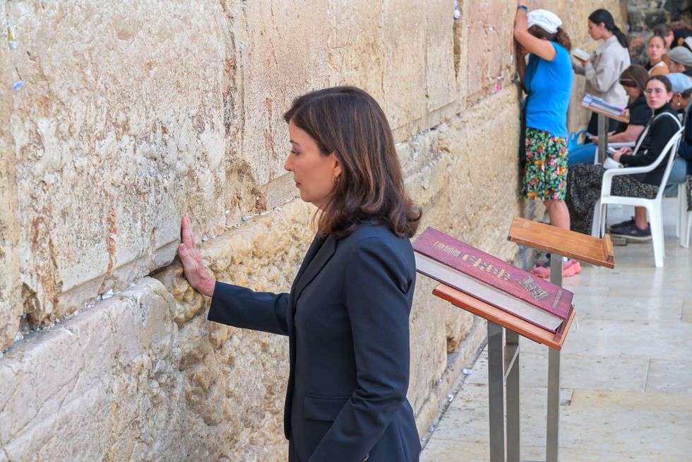 Governors show solidarity with Israel, earning plaudits and criticism