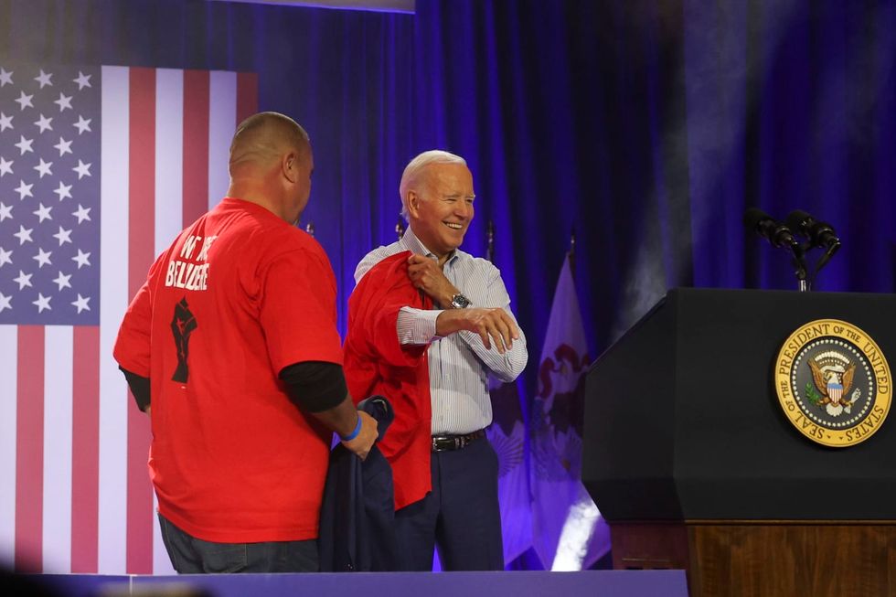 Biden visits Illinois, to celebrate UAW victory
