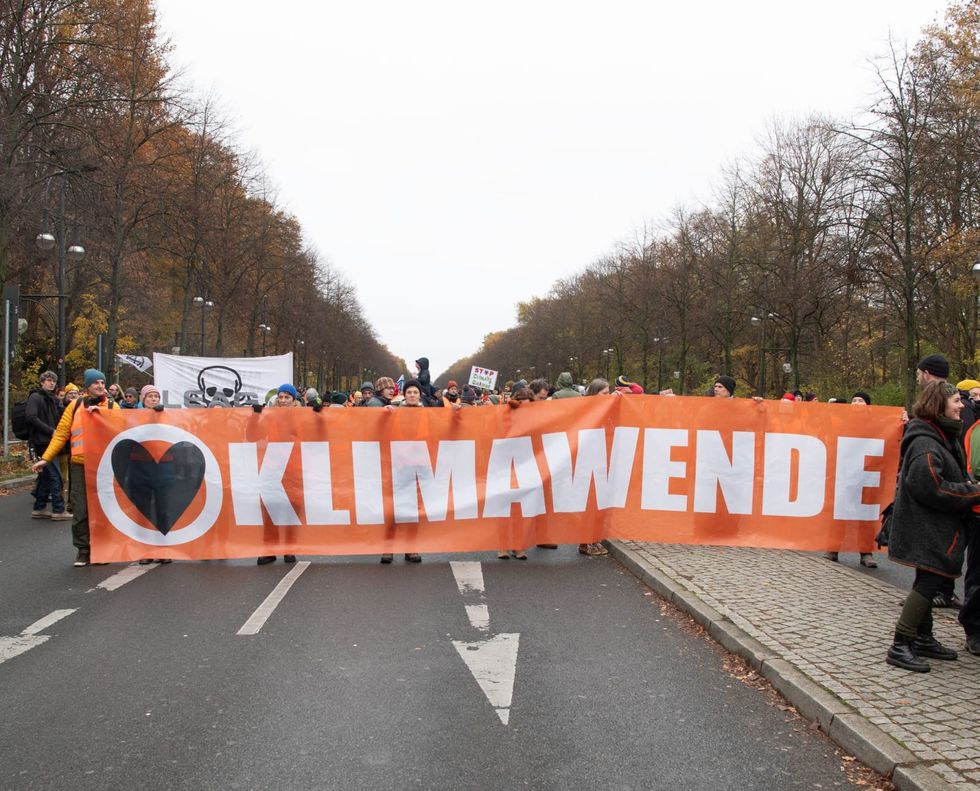 Hundreds of Last Generation climate activists blockade Berlin street