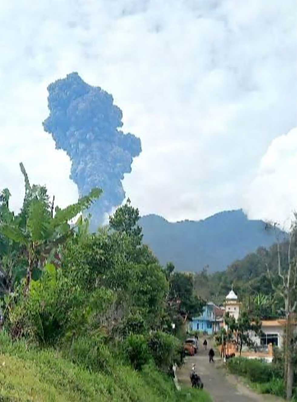 Indonesia's Mount Merapi erupts, 11 killed, 12 missing