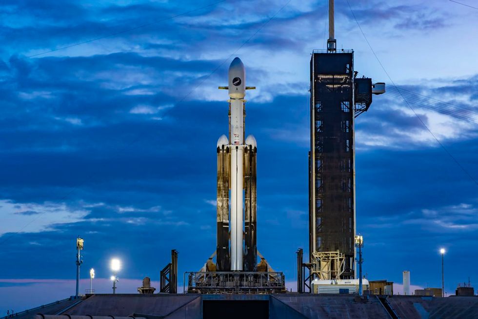 SpaceX pushes Falcon Heavy launch to Monday night
