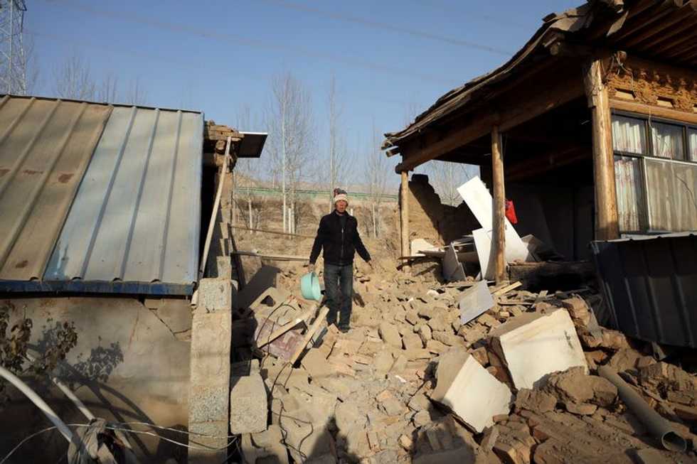 Chinese earthquake victims pulled to safety in subfreezing weather