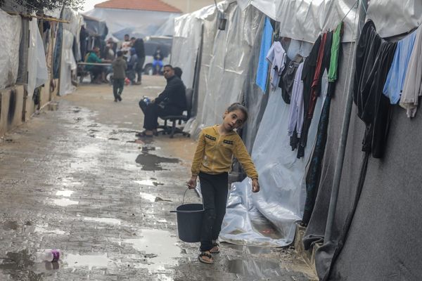 Disease threatens tens of thousands in Gazan shelters, UN and WHO say