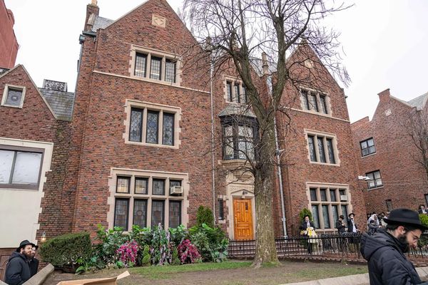 Melee over secret tunnel at Brooklyn Chabad headquarters ends in 12 arrests