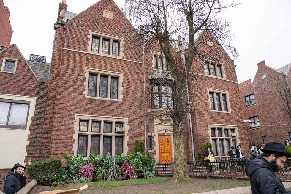 Melee over secret tunnel at Brooklyn Chabad headquarters ends in 12 arrests