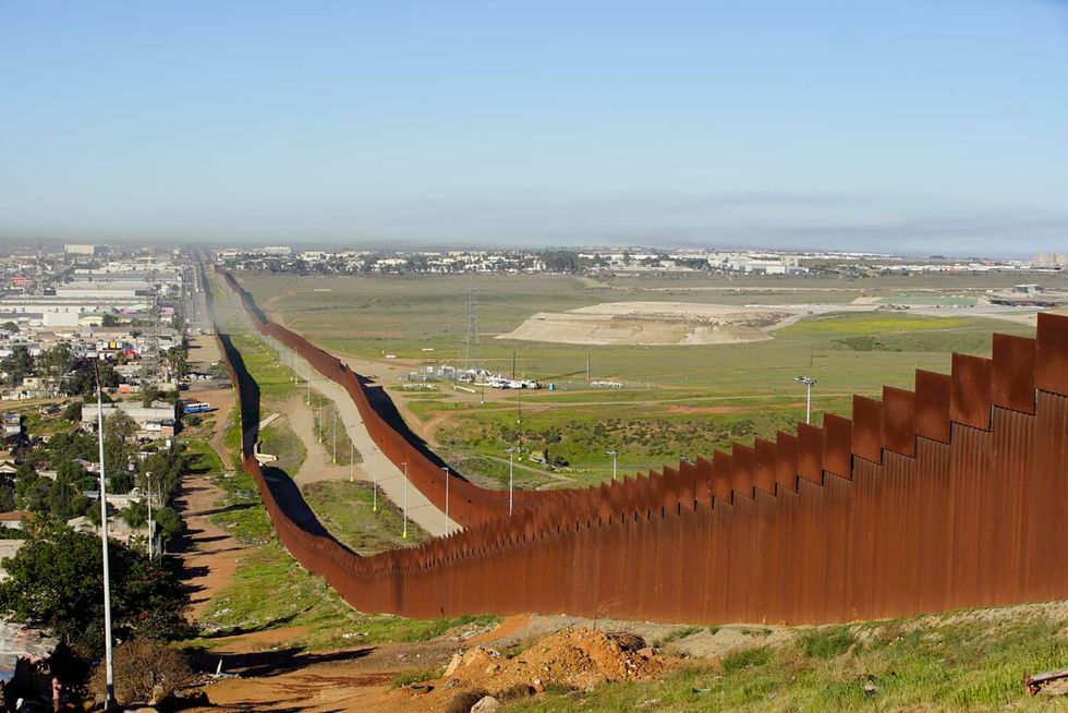 Former Border Patrol agent admits taking bribes to help drugs, people cross border