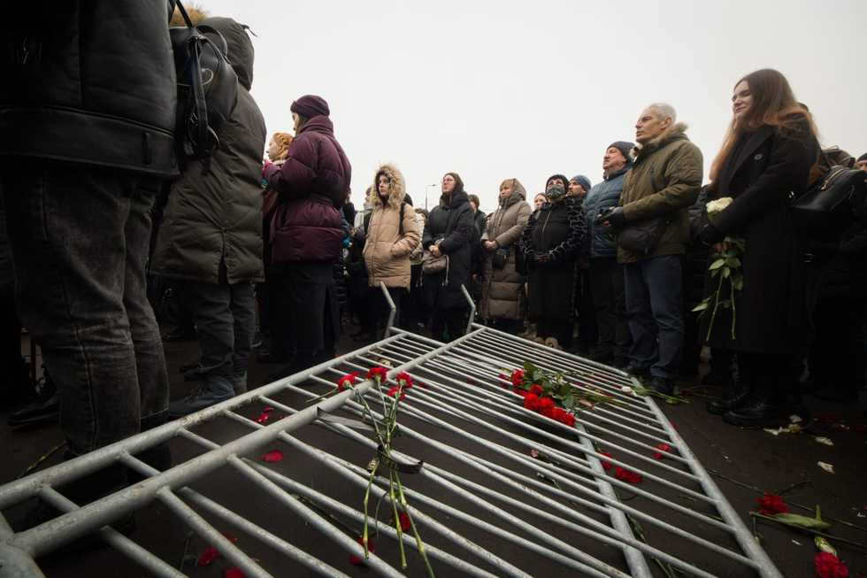 Mourners still grieving Navalny in Moscow cemetery