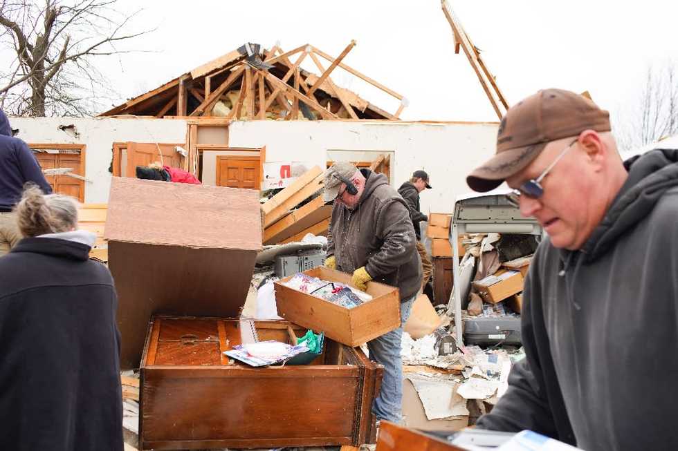 Powerful tornadoes roar through Midwest, killing 3