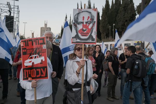 Tens of thousands demonstrate against Netanyahu's government