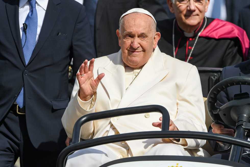 Pope warns against commercialization of art