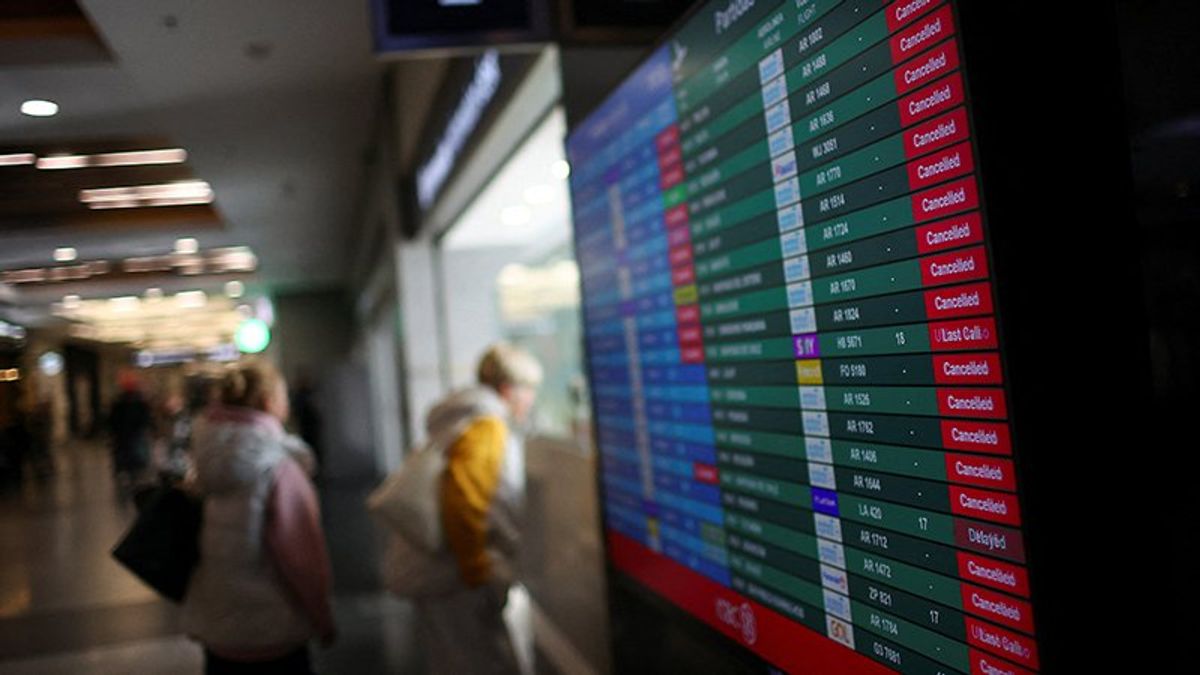 Airport controllers sling swear words at 'shoddy radios' causing ground stops