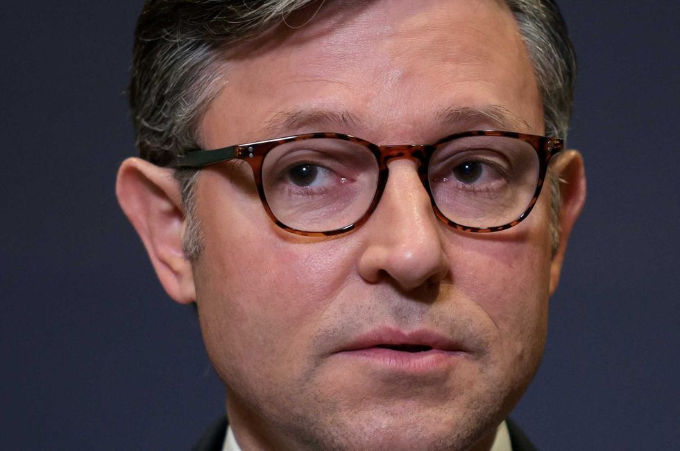 ¡No! Mike Johnson silenciado por presentador de NBC tras repetir afirmaciones falsas sobre las elecciones