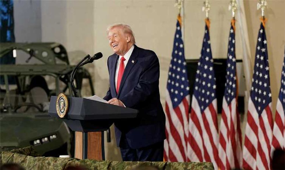 Lo staff di Trump ha fornito gli applausi durante un discorso "apertamente politico" rivolto a membri del servizio in silenzio