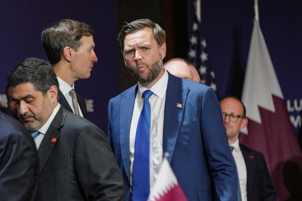 Onlookers zero in on odd detail from JD Vance photo: '100% a message being sent'