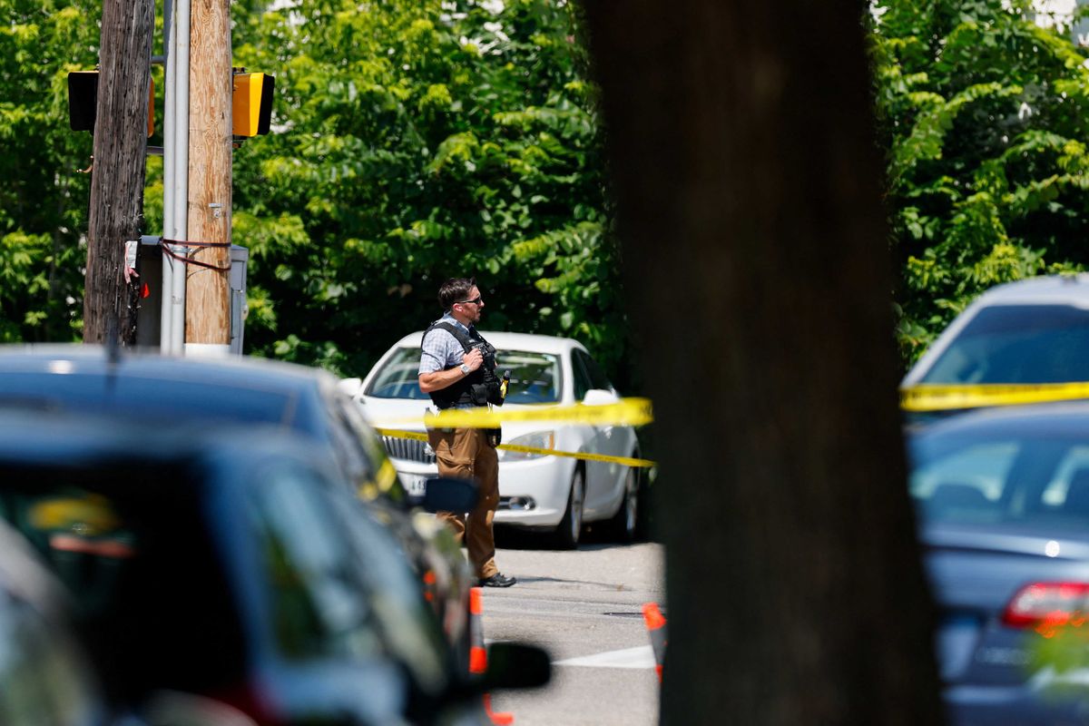 ICE quickly cordons off body after agents kill another person