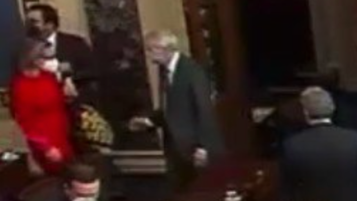 ‘Traitor in red’: Kyrsten Sinema blasted for shaking GOP senators' hands after filibuster vote
