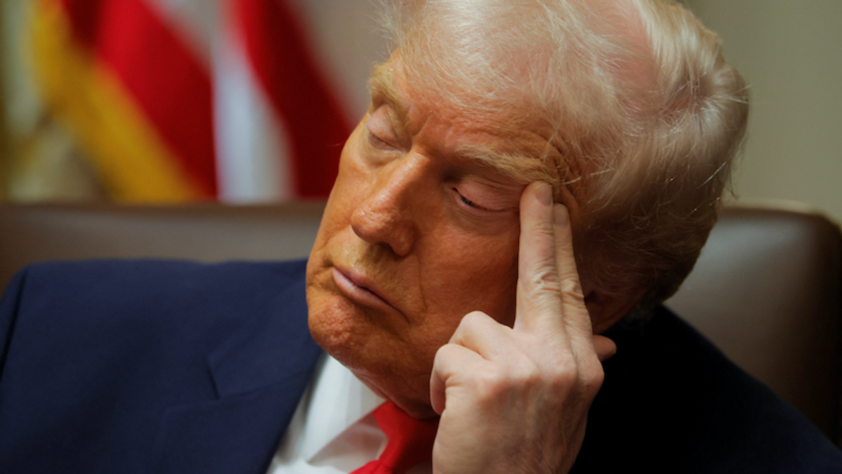 'Commander in sleep' Trump mocked for 'fighting back' snooze as Cabinet members praise him