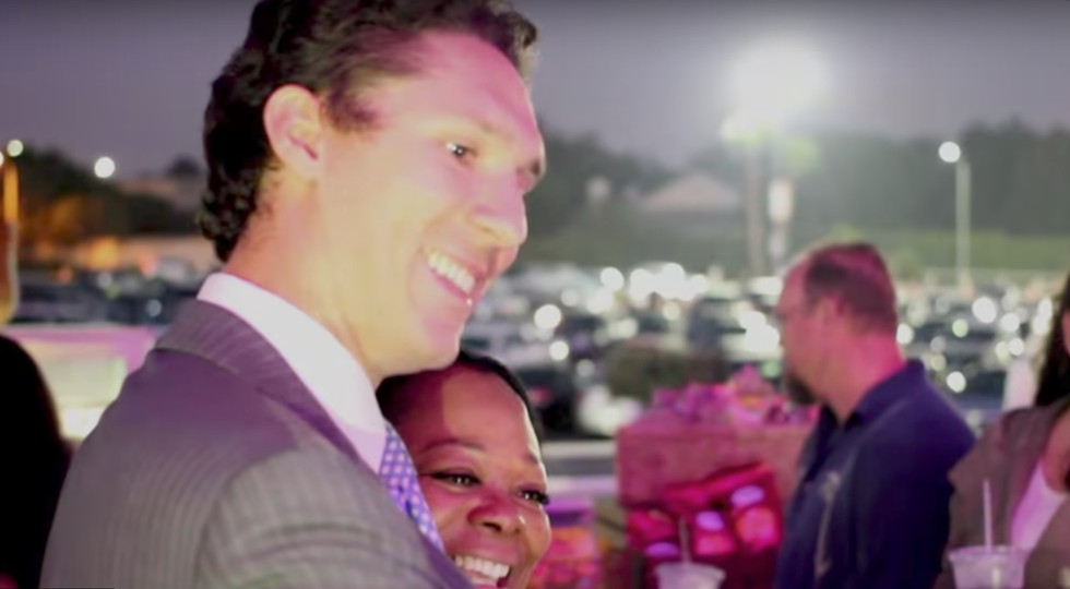 Joel Osteen impersonator fools adoring Los Angeles fans -- and even gets on stage