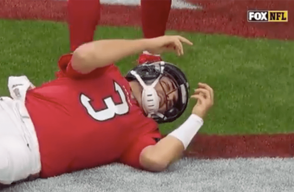 WATCH: Houston quarterback has seizure from blow to the head -- then gets back in game after 5 minutes