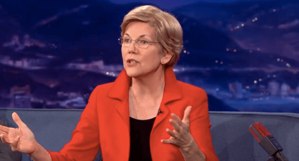 Elizabeth Warren is savvy not to endorse Sanders or Clinton