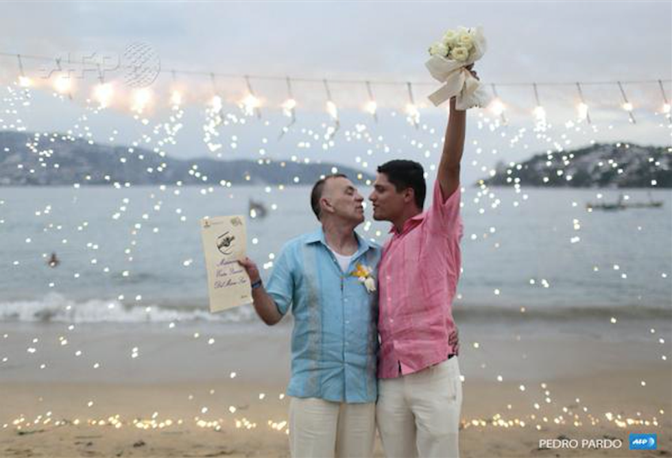 Acapulco holds mass gay wedding on beach