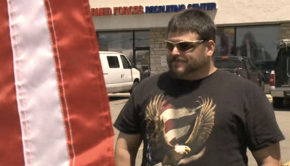 As militiamen stand guard, Army tells recruiters to treat all armed civilians as a threat