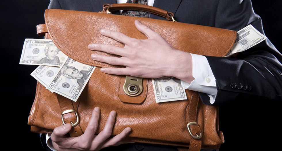 As wages stagnate and executive pay 'continues to balloon,' report shows top CEOs now make 320 times more than typical worker