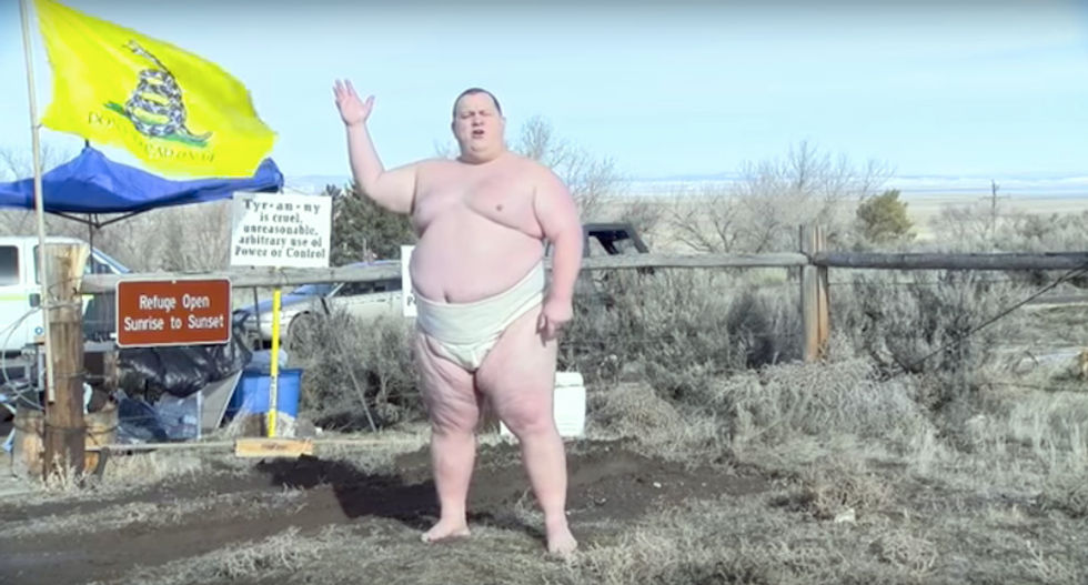 WATCH: Loincloth-clad Oregon militant challenges Chris Christie to a sumo match in this bonkers video