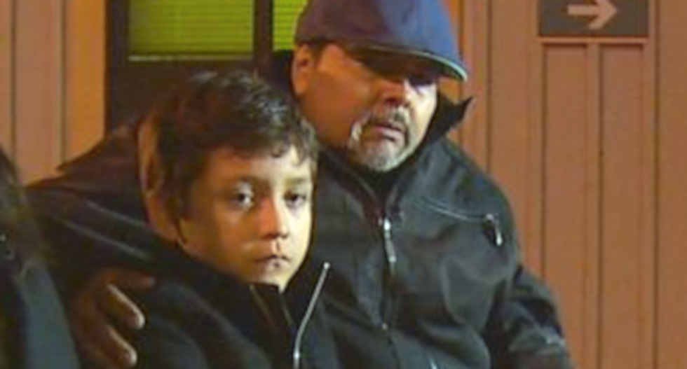 Cruel passengers applaud as 7-year-old boy leaves plane after allergic reaction to dogs on flight