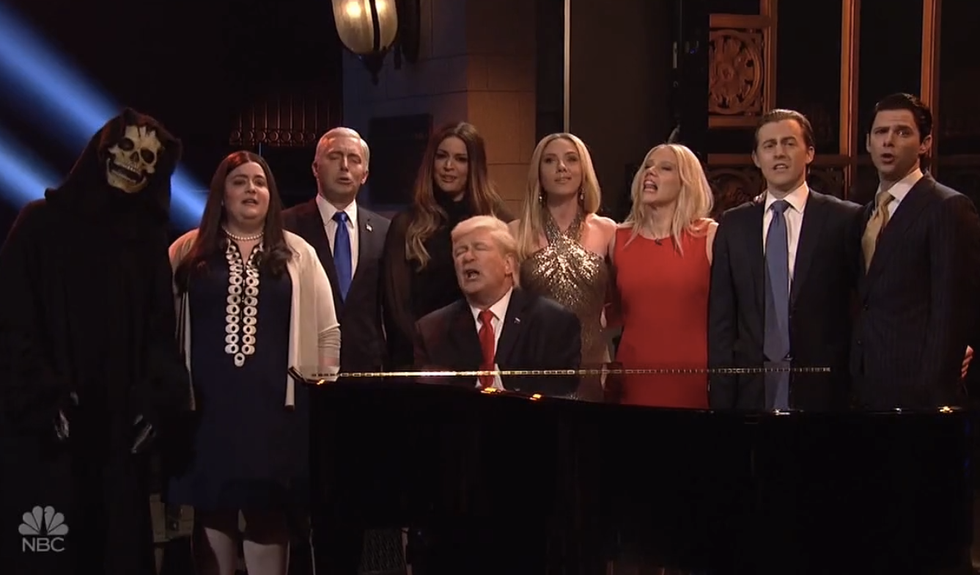 WATCH: Alec Baldwin as Trump sings 'Hallelujah' with whole White House clan in hilarious SNL opener